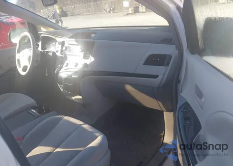 2012 Toyota Sienna Le V6 8 Passenger z USA, uszkodzony, nr VIN 5TDKK3DC8CS207634